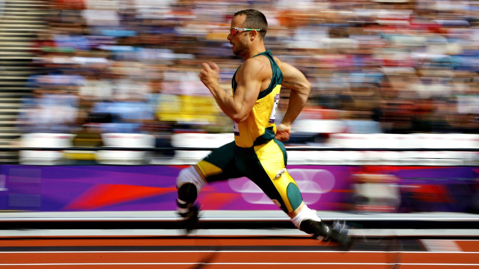 数字科技让足球比赛现场观众体验更丰富，互动性增强，数字智能足球